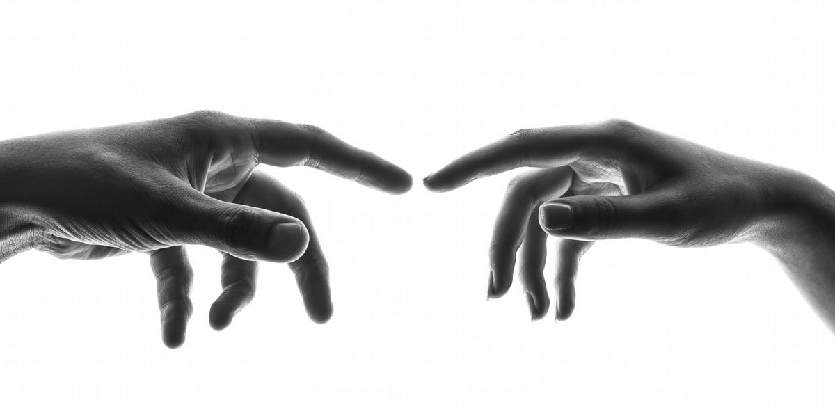 Photo par Shoeib Abolhassani two person's connecting fingers