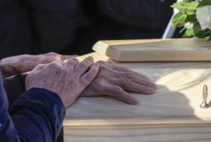 Crans-Montana: les conseils d'une thanatologue pour le deuil